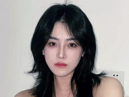 还是别剪鲻鱼头了,一剪就毁哭着跑回家。
我是小七,鲻鱼头5大痛点,想剪这款发型的宝子一定要看完!
1. 以下脸型别跟风!
鲻鱼头虽火,但脖子短、脸型偏长、头大肩宽的人要慎重!后脑勺的长发会拉长脸型,长脸剪完更显脸长,脖子短的人也会暴露缺点。推荐瓜子脸、鹅蛋脸、小圆脸尝试,搭配齐刘海或碎发更修饰脸型。
2. 剪裁层次是关键!
两侧避免太短或铲青,后脑勺头发留长但要有层次感,避免“拖把式”厚重发尾!头顶剪出蓬松层次,发尾打薄或外翘,才能打造轻盈的狼尾效果。新手发型师容易忽略层次衔接,导致头顶扁塌、发尾笨重,建议找经验丰富的tony操作!
3. 烫染加分但别乱来!
发量少细软塌?一定要烫发根或纹理烫!增加蓬松感才能撑起鲻鱼头的酷飒轮廓。发尾若想保留狼尾的参差感,建议保持直发,烫卷反而失去特色。染发推荐灰棕、亚麻等冷色调,显白又高级,避免荧光色翻车!
4. 打理技巧速成班!
洗完头用吹风机逆吹发根,发蜡抓出头顶蓬松度,发尾用定型喷雾固定外翘弧度。懒人可选泡沫发蜡,随手一抓就有湿发感。记住:鲻鱼头精髓在于“乱中有序”,别梳太整齐!
5. 风格适配很重要!
鲻鱼头偏中性潮酷风,穿搭建议街头、高街或简约暗黑系,避免甜美碎花裙!女生可参考郭采洁的短发鲻鱼头,盐系少年感拉满;男生参考华晨宇、权志龙,用发油打造背头,秒变撕漫男。
鲻鱼头看似简单,实则细节决定成败!我是小七!根据你的脸型、发质定制层次,搭配烫染方案,包你笑着出门。
#鲻鱼头 #狼尾发型 #狼尾鲻鱼头 #北京发型设计#发型避坑