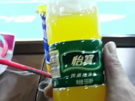 比赛间隙再向国家队教练队员们请教一下,再品尝一下为国羽队员调配的特制饮品...👍😂