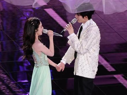 所有人尖叫!#张凌赫 #章若楠 #张凌赫唱歌 #湖南卫视跨年晚会 #舞台