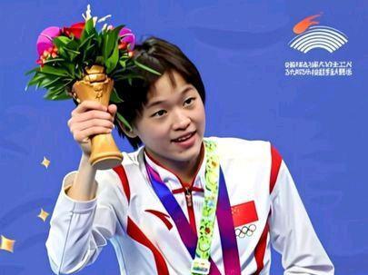 2023年10月3日,杭州钱塘江畔第19届亚运会女子十米跳台决赛,16岁6个月的全红婵用五跳入水,在十米台筑起了一座无法逾越的丰碑。最令我心跳停摆的是那记407C,向内翻腾三周半抱膝,裁判整齐划一地亮出满分,那一刻,重力仿佛在她身上失效,水面竟如丝绸般平滑,不起半点波澜;而收官的5253B更是惊心动魄,向后翻腾两周半转体一周半,在空中如落羽般轻盈,四个10分与三个9.5分交织出神迹,轰下94.4的高分,以438 .2分夺冠。
我坐在台下,任凭热血在血管里冲撞,嗓音早已在嘶喊中沙哑,那种近乎“疯狂”的欢呼,是见证她西子湖畔以教科书级的精度统治赛场。这不仅是技术的精致,更是她骨子里那股扎实厚重的力量,在每一个旋转中挥洒运动之美。姑娘,你是永远的流量密码,更是我生命里最璀璨、最无可替代的视觉盛宴。
#全红婵 #杭州亚运会#决赛#竞技体育的魅力所在#观众席上的我
