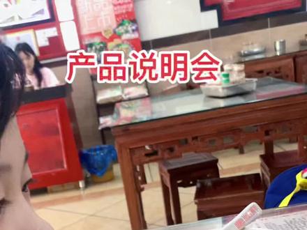 我坚持小孩不能喝饮料,饮料有害于健康。二宝同学觉得这不能一概而论,为了说服我,他拿来了三瓶不同的饮料,看着配料表给我一一分析,终于找到一款害处看起来不太大的,达成了目的,说实话我挺佩服他#健康饮品 #内容过于真实 #培养解决问题的能力#成长