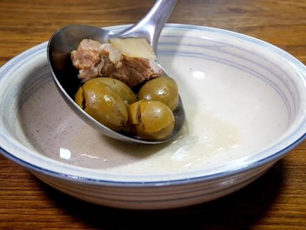 青橄榄排骨汤,此汤:清热解毒、清喉利咽,熬夜烟酒过多要多喝