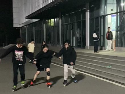 想学会天国和后蟹,就得有个好社员,花式整活#武汉市全民健身运动会轮滑挑战赛 @运动武汉 @二蒙军团 #轮滑 #见怪不怪姿势要帅 #日常训练