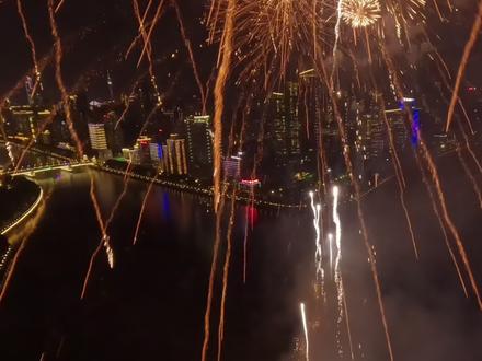 提前打卡广州白鹅潭春节烟花最佳机位,大年初一你想和谁一起看烟花?汇演将在大年初一的晚上8点上演。大家可以上“穗好办”小程序预约,预约开放时间为2月8日14:00至2月10日23:59,中签结果于2月13日14:00公布。祝大家预约成功!#杰哥带你飞 #2026广州白鹅潭春节烟花汇演 #白鹅潭烟花 #春节烟花 #预约攻略