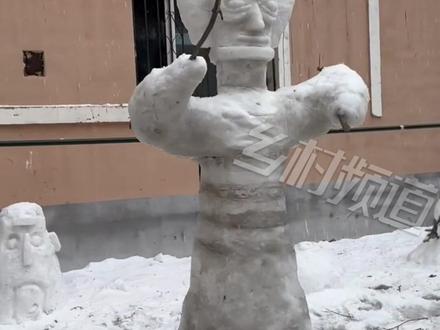 大学生雪天展现精湛“雕刻技术”,网友:从卢浮宫到三星堆,仅需三步。”#原来雪人还能这样堆 #下雪就得这样玩 #大学生哪有不疯的