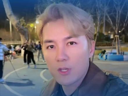 吴克群呼吁加入癌症患儿家长团播跳舞:“这才是最应该爆火的团播。”#吴克群 #团播 #癌症