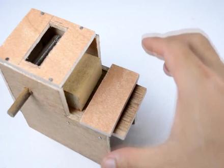 用木板制作迷你手摇花生脱壳机,一个有趣的小玩意