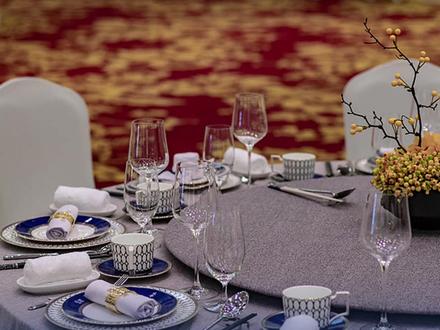 中共中央、国务院:公务接待工作餐不得提供香烟、不上酒 【中共中央、国务院:#公务接待工作餐不得提供香烟 、不上酒】近日,中共中央、国务院印发了修订后的《党政机关厉行节约反对浪费条例》,并发出通知,要求各地区各部门认真遵照执行。其中指出,建立健全国内公务接待集中管理制度。党政机关公务接待管理部门应当加强对国内公务接待工作的管理、指导和监督。党政机关应当建立国内公务接待审批控制制度,严格执行公函制度,对无公函的公务活动一律不予接待,严禁将非公务活动纳入接待范围。党政机关应当严格执行国内公务接待标准,实行接待费支出总额控制制度。接待单位应当严格按照标准安排接待对象的住宿用房,协助安排用餐、用车的按照标准收取伙食费、交通费。工作餐不得提供高档菜肴,不得提供香烟,不上酒。不得在接待费中列支应当由接待对象承担的费用,不得以举办会议、培训等名义列支、转移、隐匿接待费开支。接待单位不得在机场、车站、码头和辖区边界组织迎送活动,不得跨地区迎送。严格控制陪同人数,不得层层多人陪同。接待单位应当严格执行国内公务接待清单制度,如实反映接待对象、公务活动、接待费、陪同和相关工作保障人员等情况。接待清单作为财务报销的凭证之一并接受审计。#公务接待工作餐不得提供香烟不上酒 (新华社)