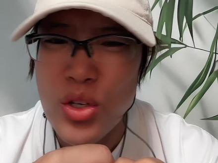 聊李云霄第二期:高自驱者的孤独 你是不是这种人——
从小被教育“要争气”“靠自己”,于是你拼命优秀、拼命努力,把全部力气都砸进一件事里。你从不让别人看到你的崩溃,因为你觉得“脆弱是可耻的”。
你成功了,但也悄悄被孤立了。
李云霄就是这种“懂事”又“拼命”的情感模式。
老师眼里的好学生,同学眼里“太用力”的那个人。
简单说:我们大多数人从小没被教过怎么表达脆弱、怎么求助,于是就学会把所有情绪投注到“做事”上。
所以努力不是手段,是出口。
这个模式给了云霄三样礼物:极致专注、不计成本的投入、心流体验。同时也给了很多代偿。
后来遭遇wb,她忘词、手抖、做噩梦——那就是身体的警报。
那她怎么走出来的?大家可以看视频。
这个视频很长,录的我也有些难受,尤其是提到那段wb历史的时候。
我在前面的帖子说过我的立场:与其和恶龙缠斗,不如把更多有力量的内容散出去。
视频有些长,希望大家耐心看完,让我们一起缝缝补补,给美好的人儿,我们的主角,也给我们自己。
祝云霄好,大家好。
Ps:姐姐我脾气不好👊🏻,喜欢礼貌探讨,周知。
#李云霄 #越剧 #燕子娘 #自驱力 #电影镖人