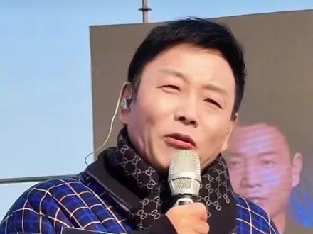 祁隆调侃拿照片,笑翻歌迷和粉丝😄#祁隆感恩家乡演唱会 #热情歌迷拿照片 #如果有下辈子 #祁隆幽默名场面 #情感音乐一首歌一个故事