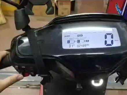 小牛MQi2隐藏功能——更换转向灯提示音。先往右→打转向灯按住不放保持三秒,再向左←打转向保持三秒,再向右即可