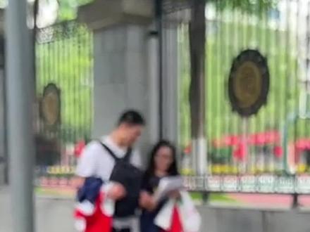 高考结束后,情侣街头采访偶遇表白现场 (来源:@小辰吾妮 )