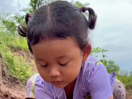 正在玩水的小女孩,发现水坑有鱼,赶紧叫妈妈来抓鱼。#西瓜知识 #西瓜做陷阱#创作者扶持计划