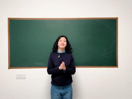 🔔课文选自人教版高中英语必修三 Unit 2读思课
🔷“万婴之母”真的是一篇典中典的必考篇目,只要接触试讲就一定要准备这一篇!这篇文章在网上出现的参考材料很多很多,但是如何讲出新意、讲出风格呢?
🔶 今天这期视频主要包括读思课的导入以及skim的部分。这里给大家提供的思路是利用有趣的游戏背景导入文本的主要主题,在听感上可以说是非常丰富的层次,对于老师们发挥表现力的空间也有很大的帮助!同时这篇文章的标题也很有拆解的不要,但是一定要注意不要落入俗套,根据学生发现的内容推进文本的分析~
⚠️具体的备课思路以及操作要点已经在视频中标,欢迎大家暂停阅读~
#无生试讲 #高中英语 #教招面试 #教资面试 #教资教态