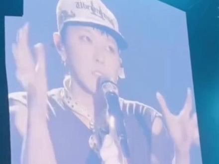 龙儿talk翻译版来了,龙说:和粉丝的关系不再是艺人和粉丝,而是家人
#bigbang#权志龙演唱会#gd#权志龙