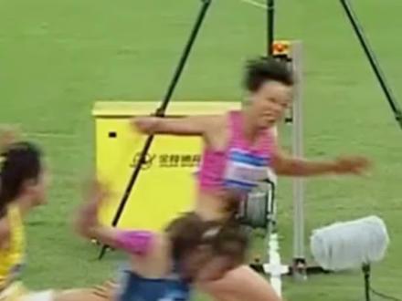 刘景扬黑马夺冠,吴艳妮一路追赶仍无缘冠军。11月19日,全运会女子100米栏决赛,东道主刘景扬12秒81刷新PB获得金牌,吴艳妮一路紧追,最终12秒85刷新赛季最佳获得银牌,卫冕冠军林雨薇12秒94同样刷新赛季最佳,获得铜牌。夏思凝第四。 #刘景扬100米栏金牌 #吴艳妮全运会银牌 #吴艳妮#夏思凝#林雨薇