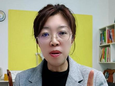 浅析大连市76中八下期中考试数学压轴题 浅析大连市76中八下期中考试数学压轴题,这道几何证明题,应用到了八字全等,中位线,导角推等腰,勾股定理等应用,其中包含了大量的数学思维,比如看到十字架问题,就要想到证全等,看到等腰就要构造直角,看到中点要做中位线,给直角就要用来导角……总之,只有将这些知识灵活运用,才能全面提升数学成绩!中考制胜!#抖音教育 #中考压轴题 #初中数学 #数学思维 #数学老师