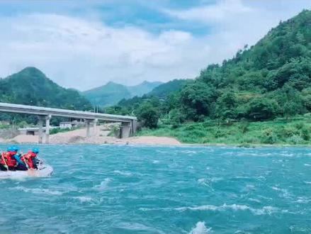 魔教头带你学救援—皮划艇在急流中的划行。要点:头朝上游45度划行。