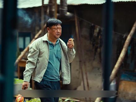 张小满刚下火车,就被严晓丹父亲人赃并获 #岁月有情时#岁月有情时又暖又治愈