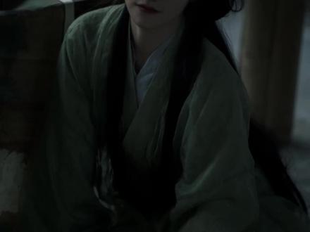前世沈家九姑娘最厌恶的人是定北王容战,可直到死的那一刻她才知道, 一心爱慕她许多年的是他,为她报仇,为她身死的也是容战。
重来一世,沈听雪万分后悔自己愚蠢,她耗尽了青春,陪伴在那位二皇子身边,却不知一切都是他设下的局。
而容战,那个一直爱着她的男人,却被她视如洪水猛兽,一次次将他推开,最终害死了他,上一世,他追她追的那么辛苦,那么这一世换她来追他。
定北王回京那日,街道上站满了翘首以盼的妙龄女子,众人皆知容战不近女色,每一个想靠近他的女子,都没什么好下场,但这并不妨碍情窦初开的少女如飞蛾扑火般的热情。
不为什么,只因他生了张俊美无俦的,熙熙攘攘的城门口,沈听雪早早就等在了这,远远望去,男人穿一身月白袍,吊儿郎当的坐在马背上,沈听雪顿时红了眼眶。
他死前的画面,依然历历在目,那样骄傲的男人,高高在上神一般,却为了她命丧黄泉,沈听雪忍不住一步步向男人的方向靠近。
容战正似笑非笑的看着面前突然冒出来的女子,眼梢微微一扬,她紧紧抓着自己的袖子,心跳如雷,眼眶湿润。“还好,她活着,他也活着,他们都还好好的,一切才刚刚开始…… ”
容战居高临下俯视着眼泪汪汪的女子,有些迷茫道:“你哭什么,难道本王欺负你了不成?”沈听雪猛然回神,红着脸手忙脚乱的擦了擦眼泪,所说的话却令众人大吃一惊:“王爷未曾欺负我,是我瞧见王爷太过欢喜,所以喜极而泣。”
容战握着马鞭的手微微一顿,她是着魔了吗? 这可不像往日的她,正欲开口说些什么,圣上却传他进宫面圣,容战低沉的眼眸,幽深的眼底快速闪过远丝笑意,“阿九才十五,现在娶进门太小了点,再等等吧,免得吓着她……”
临走容战深深的看沈听雪一眼,随后高高扬起马鞭快速离去,沈听雪却误以为他不喜欢她,毕竟这时他还没有爱上她,看来追夫路漫漫啊……