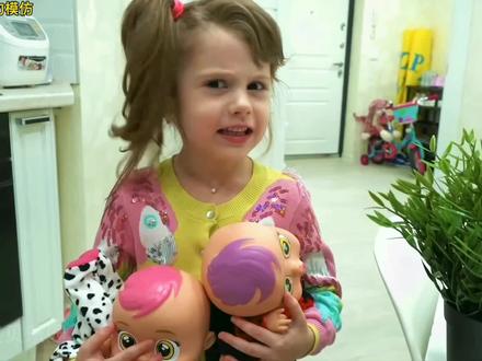 爸爸送了3个玩具娃娃陪小女孩一起玩,没想到她们竟然在家搞破坏#亲子游戏 #亲子互动