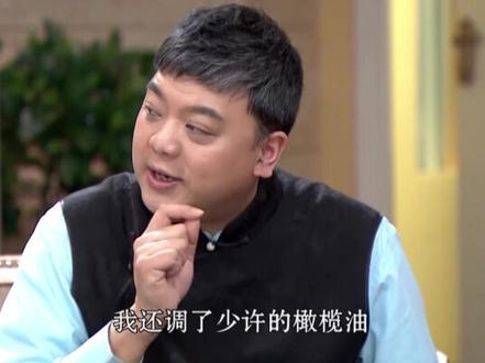 将薏仁直接入锅,小火炒黄、炒熟,打成粉。可以在早上,调入牛奶或酸奶中直接食用,风味独特哦。
