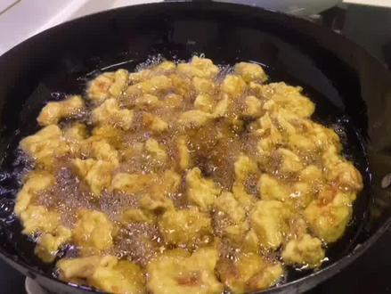 炸酥肉到底用面粉还是淀粉?大家都搞不懂,看饭店大厨到底是怎么做 @抖音小助手 #美食教程 #好食材好味道