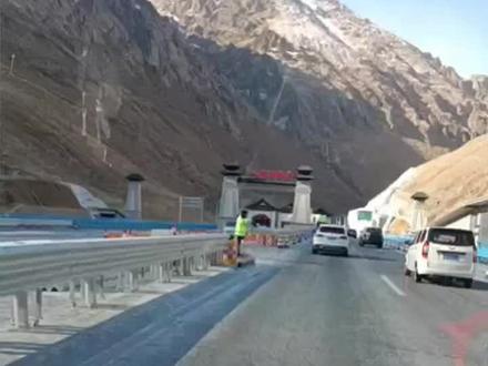 #记录行程 #隧道 #乌尉隧道:世界最长高速公路隧道贯通,乌鲁木齐至库尔勒车程由7小时缩至约3小时,穿越天山仅20分钟,实现全天候通行,终结天山垭口冬季长期封山历史。