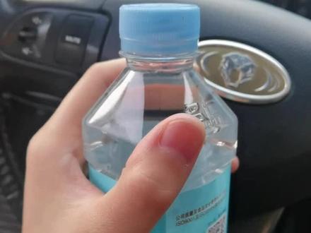#矿泉水 当你想喝水拧不开瓶盖身边又没有人能帮你时…这套《拧瓶盖法》就该派上用场了😎虽然最后抠的指甲盖疼,但好过拧的手疼还喝不到水强👍