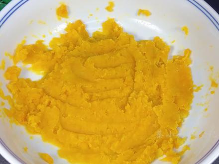 往红薯泥中加入糯米粉筷子搅一搅,出锅变特色小吃,外酥里嫩真香 #美食教程 #红薯糯米芝麻条 #红薯的神仙吃法