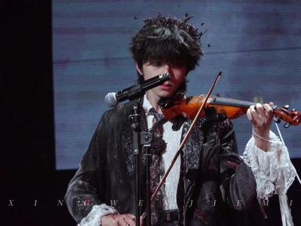 王橹杰小提琴拉完差点放不回去哈哈哈哈 #王橹杰 #明星 #荣耀之战 #追星 #澳门