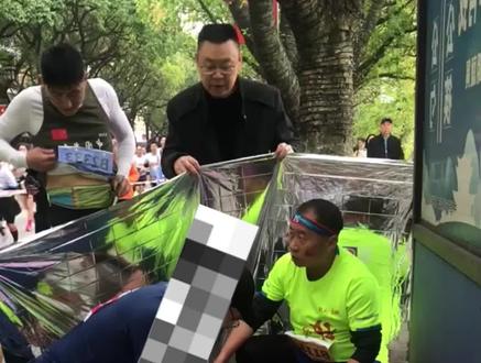 上周的马拉松赛场,一位马拉松跑者出发2公里不到突然倒地,疑似心脏骤停,现场有急救跑者实施胸外按压,随后有AED救护员来到现场,把AED交给了急救跑者,后者打开了AED,但没有及时将电极插头插入机器,在令人窒息的一段时间流逝之后,插头终于插入,AED迅速分析到有室颤心律并充电,电击按钮在闪亮、警报在提示、语音在提醒,但没有人按下除颤键,AED无奈之下把充好的电硬生生憋回去了,转而指导施救者继续心肺复苏。然后急救车到达,医生继续按压,担架下来匆忙把患者抬上车送往医院。最终这位跑友还是没抢救过来!每年马拉松好像都有意外发生,参加人数众多,意外时有发生,有些是身体有心脏问题自己没有发现,有些是超过极限突发疾病!现在的不少急救志愿者培训几天就上岗了,马拉松还有不是需要完善的地方!最后想说的是马拉松是极限运动,需要敬畏,大众跑者不要盲目追求速度和PB,如有不适应该立即停下,马拉松精神是坚持但不是强撑!敬畏生命!敬畏马拉松!对这位跑友的离开非常的痛心!#马拉松