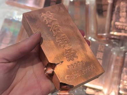 带大家来看看水贝的投资铜条内部,最近老有人问我铜条有卖了吗?有肯定是有的,但是投资需谨慎哈,大家买着玩玩就行#纯手工打造 #投资铜条 #贵金属 #铜条 #水贝铜条