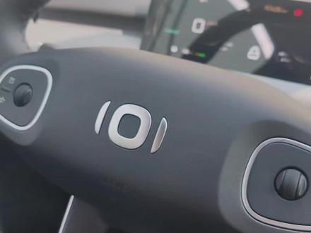 跟着车友摸索新车功能之#离车自动闭锁 拿着钥匙下车,车门自动上锁;靠近车,车门自动解锁,如果不需要,也可以手动关闭。#长安启源q05 #新车功能解锁 #青年创作者成长计划 #种草激励计划