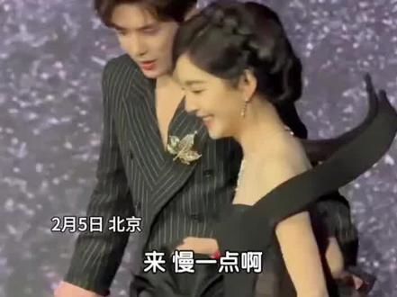 章若楠被裙子绊倒,裙摆大到王安宇扶不住