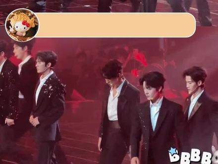 短国霸总成团夜驯服四肢中🤲
短国霸总们别太宠了,跨年夜还逗我笑,不过帅是真
#短剧 #跨年晚会 #陈添祥 #曾辉 #申浩南