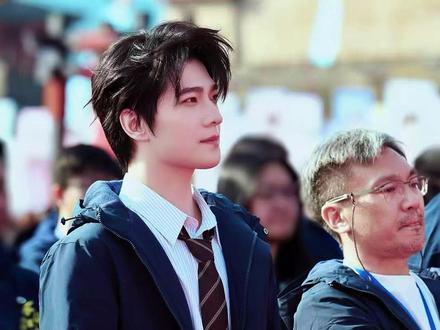 杨洋带伤进《不让江山》,剧组声明避重就轻引众怒。 #杨洋 #不让江山#娱乐圈的那些事儿 #吃瓜群众#不让江山剧组发布声明