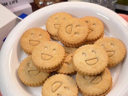 一口下去酥酥脆脆的,还能吃到厚厚的酸奶夹心,还有浓郁的谷物清香!酸奶夹心都是用鲜牛乳发酵的,吃起来香甜醇厚,一点都不会齁甜,早餐或者下午茶来一块,不仅好吃营养饱腹感还很强!#西藏青稞 #酸奶夹心青稞饼干 #好吃到停不下来 #强烈推荐