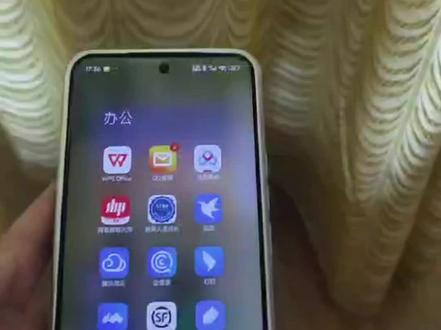 手机拍照参数预设 预设包 参数预设和预设包功能是从小米14开始加入的,通过参数预设让摄影小白也能用专业模式拍出好看的照片。视频前半部分详细讲解了如何下载和安装参数预设。(没有参数预设加号的同学需要在相机设置里点)参数预设里的鲜花、美食、德式暖橙、落日、都很好用。系统预设的慢快门和抓拍也很好用。人像50模式下,美颜开到70人物就很出彩。莱卡人像也很好用。预设包我用的少,各位有经验的同学也可以介绍一下。
这里不得不说十倍潜望镜是个抓拍的好镜头,很多抓拍的惊喜,两个小年抢一根漂亮羽毛,拍油菜花蝴蝶乱入,等等。这是我之前用手机拍照没有过的惊喜。
最后再好的预设、滤镜、调色,不如走出去看看大自然。不用背着沉重单反的年代,说走咱就走吧。大自然那么美,其实随手拍拍就很美。
#小米15 #拍照教程 #预设包 #小米14 #拍照技巧