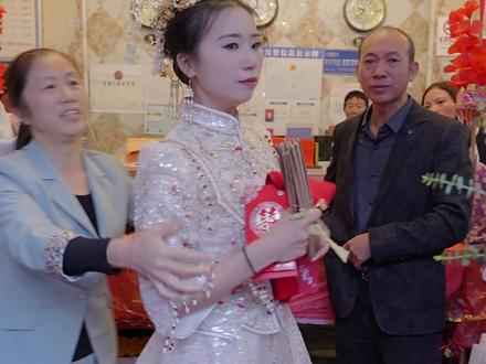 新娘出门丢筷子是什么寓意呢?每个地方的风俗都不同,但是每个父母舍不得女儿的心情却都一样#出嫁那天 #习水 #婚礼跟拍