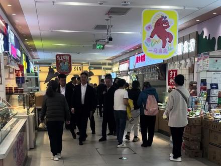 #哈尔滨#偶遇刘强东#刘强东#革新地下
革新街偶遇刘强东,本人超随和,没架子太亲民了