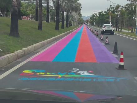 三亚新建设音乐公路,五一开通啦! 消息属实,这通常意味着三亚在旅游体验上的一个新尝试。关于这条音乐公路,一般会有以下几个特点:
· 体验亮点:当车辆以特定速度行驶时,轮胎与路面沟槽摩擦会产生节奏和旋律,通常能播放《#请到天涯海角来》等具有海南特色的经典曲目,增添驾驶乐趣。
· 开通意义:选在五一假期前开通,是为了应对旅游旺季、缓解交通枯燥感,并打造一个新的网红打卡点。这可能也意味着周边路况会有所改善,或者有了新的驾驶体验路线。
· 实际提醒:建议你在出发前留意具体的路段位置(海棠北路),并确认是否需要限速(50km/h)才能听到音乐,注意行车安全。
· 施工单位:河北建奎工程有限公司
· 设计单位:河北重宇科技有限公司
具体位置和体验细节,以当地交通部门发布的示意图或现场指示牌为准。如果打算五一去打卡,根据以往经验,建议尽可能早一点出发,避开人流高峰。