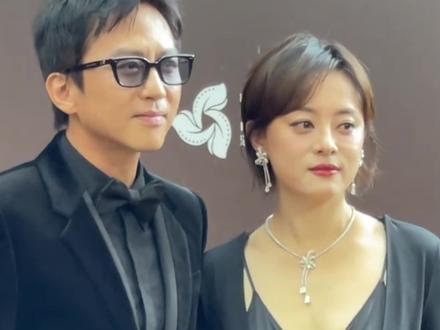 邓超开号借粉丝,化爱豆妆被鹿晗叫刀哥,陈赫借机“刁难” 邓超入驻抖音,和鹿晗陈赫互助借上粉丝了,粉丝即将破1000万,太厉害了 #邓超 #鹿晗 #陈赫 #娱乐评论大赏 #邓超入驻抖音