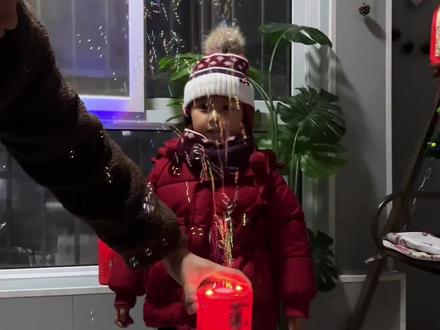 新年马上就要到了,快安排上这个超好玩的#烟花泡泡机 吧,带灯光,泡泡又多又密,氛围感满满#新年礼物