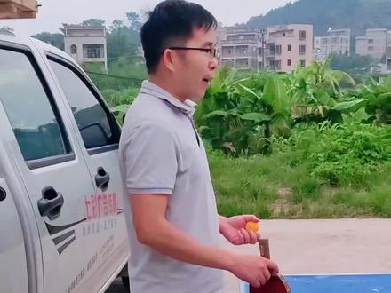 乒乓球入门,握拍方式,发球要求讲解,木根有喜欢打乒乓球的小朋友有福啦!有能打赢我的小朋友吗?梁老师请喝奶茶#乒乓球训练 #强身健体增强免疫力 #是时候展现真正的技术了 #你有多久没打球了 #乒乓球