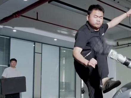 中国自研量产机甲来了!390万背后,是碾压全球的硬实力 前只在科幻片中出现的载人变形机甲,
如今被中国企业做成可量产、可商用、可交付的现货✨
宇树GD01横空出世,不靠营销噱头,只凭硬核技术落地。
从机器狗到载人机甲,中国机器人正式迈入全球领跑时代。
为国产智造点赞,为国货黑科技自豪!
#国产黑科技 #宇树GD01 #中国制造 #科技崛起 #人形机器人