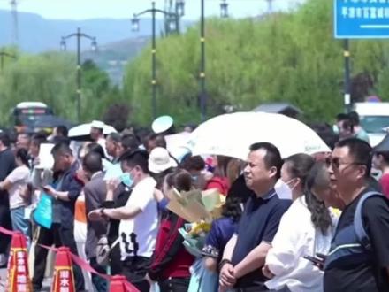 全网震撼!中国高考的安保级别,为何堪比特级机密? 外国人永远无法真正读懂中国高考的分量!高考试卷作为国家绝密级文件,安保规格直追国防机密,从命题、封存到全程押运,每一步都做到极致严苛。命题老师半年与世隔绝、全程封闭保密,试卷由武警、警车专属护航押运,GPS追踪、双人锁库、24小时武装值守,安保力度震惊外网。为何中国举全城之力守护一场考试?因为高考从不是简单的升学测试,是普通人逆天改命、实现阶层跨越最公平的通道。全民静默护考的背后,守护的是寒门学子的希望,更是中国教育最珍贵的公平底线!#高考绝密押运 #中国式全民护考 #教育公平 #社会热点 #全球创作者计划