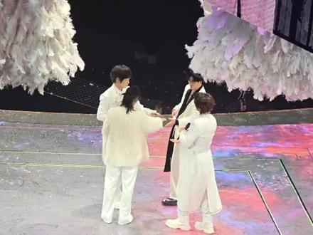 12月22日上海尾场新衣服ending#F3阿信合唱流星雨 #恒星之城巡回演唱会 #F4上海演唱会 #阿信 #五月天阿信