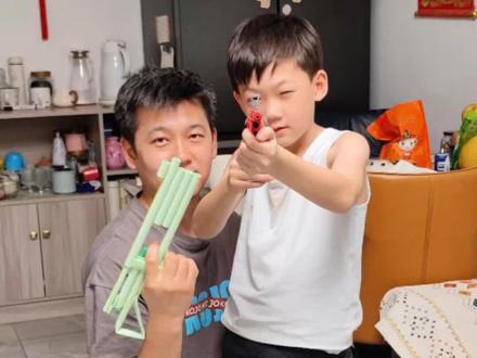 用纸做的野牛冲锋枪,威力不俗超级帅气 #亲子手工 #自制玩具 #手工diy #亲子互动