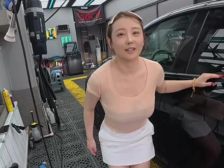#洗车 #洗车神器 这美女练跳高的,有了它贼方便一次一洗就OK,平时爱干净的老哥必备,兑水比例1:10,直接兑水就能用,不伤车漆养护车面,两分钟内自动分解泥沙虫胶,小咬,一小瓶能用一小年。